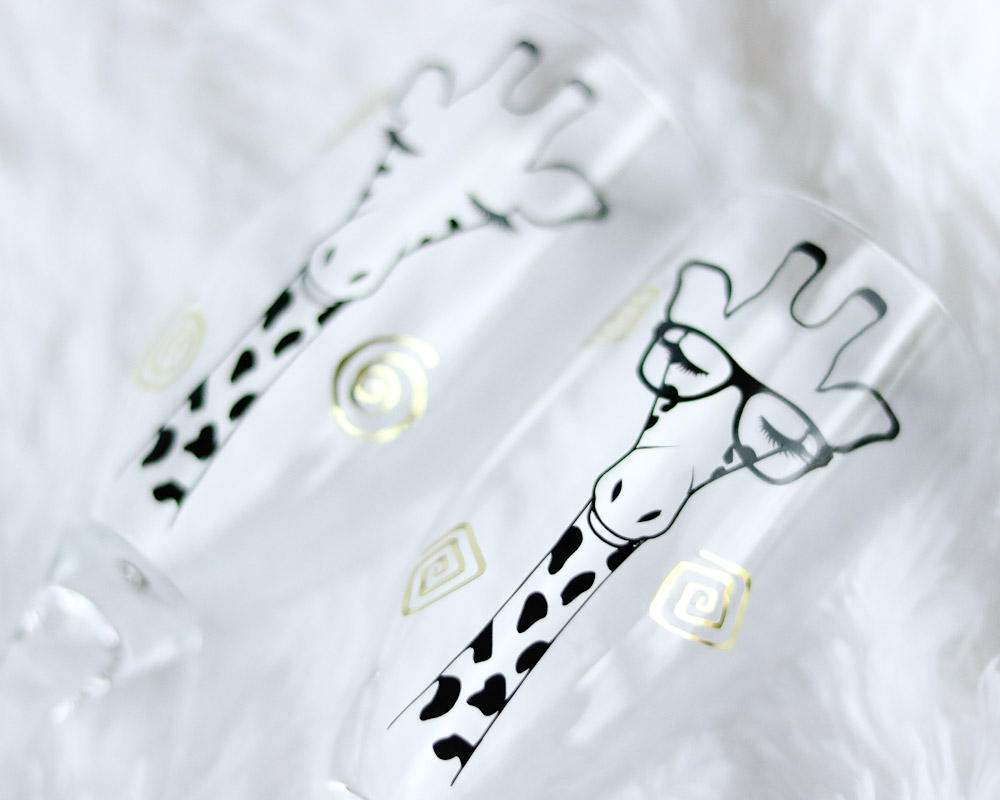 Two Giraffe Glasses, Personalized gift, Couple Champagne, Wedding glasses, Bride, Groom - CCCreationz